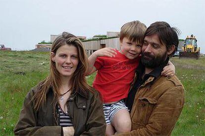 El actor y director islandés Baltasar Kormakur, con su esposa, Lilja Palmadottir, y uno de sus hijos.