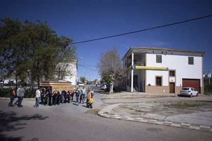 “Lo importante es que la gente no se aburra y que siga con nosotros, que venga a los ensayos y que se comprometa”, añade el capataz del paso de palio Federico López. En la imagen, un momento del ensayo de la hermandad.