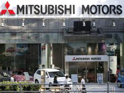 Detalle de un concesionario de Mitsubishi en Tokio (Jap&oacute;n).