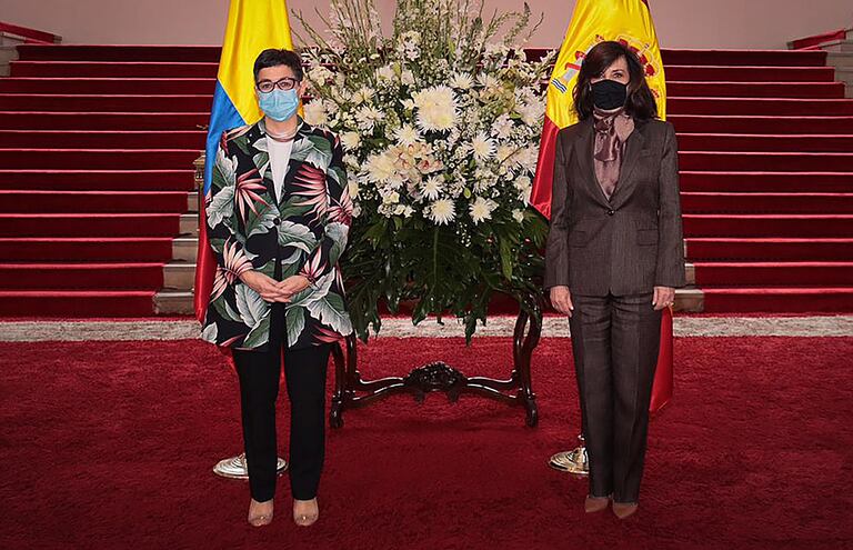 La ministra de Asuntos Exteriores de España, Arancha González Laya, junto a la canciller colombiana, Claudia Blum en el Palacio de San Carlos, en Bogotá.