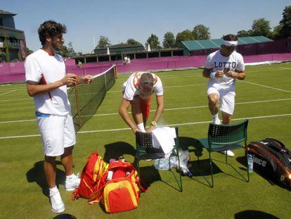 Feliciano López, Alex Corretja y David Ferrer, en Wimbledon.