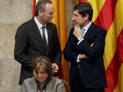 Fabra y Goirigolzarri conversan mientras la consejera Isabel Bonig firma el convenio.