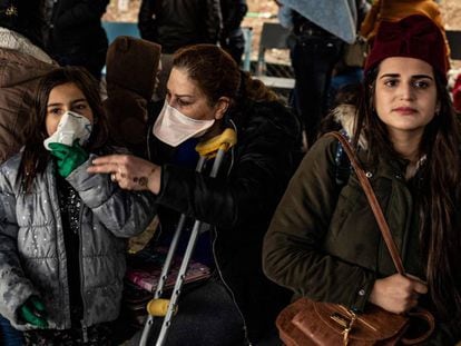 Pasajeras con máscaras por el coronavirus a su llegada en autobús a la zona kurda de Siria desde el Kurdistán iraquí a través del cruce fronterizo de Semalka este 1 marzo.