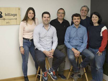 Antoni Guitart Ventura, fundador y CEO de Billage (segundo de la izquierda), junto con el equipo de la compañía en su sede de Barcelona.