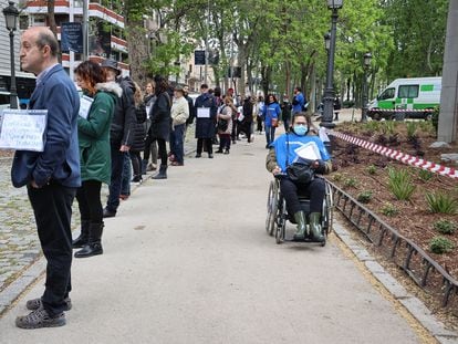 Protesta contra la larga espera para disponer de una valoración de discapacidad, este martes frente al Ministerio de Derechos Sociales, en Madrid.