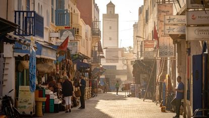 Calle en el centro de Essaouira, uno de los destinos más turísticos de Marruecos.
