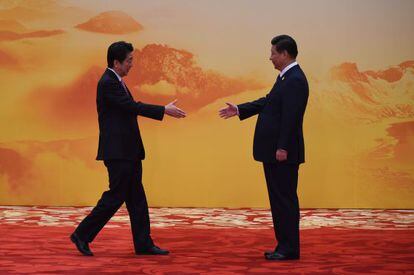 Desde la izquierda, el primer ministro japonés Shinzo Abe y el presidente chino Xi Jinping