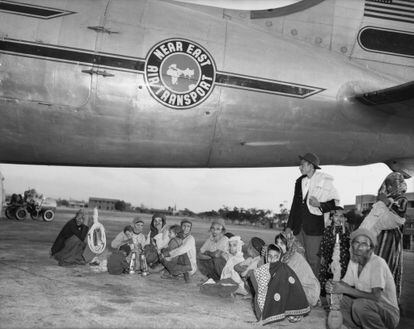 Un grupo de judíos yemeníes trasladados a Israel junto al avión que los transportó, en 1950. / ARCHIVO BETTMANN