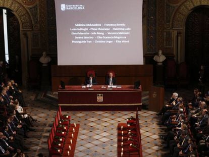 El president de la Generalitat, Carles Puigdemont, i el rector de la UB, D&iacute;dac Ram&iacute;rez, han presidit l&#039;homenatge. 