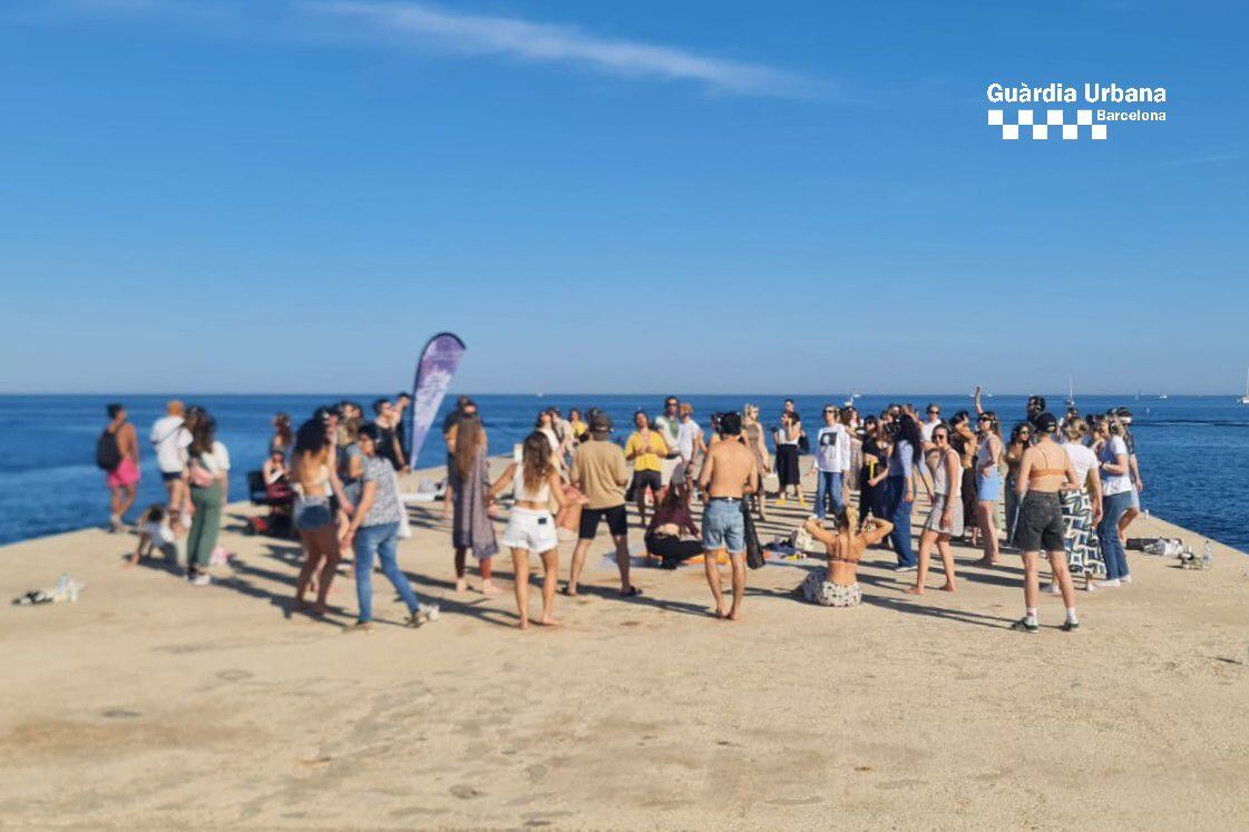 La Urbana desaloja a 120 personas que bailaban en una ‘silent party’ en Barcelona