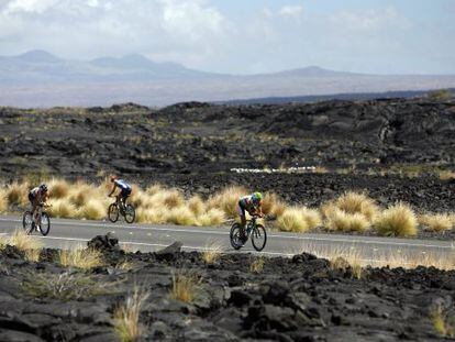 Triatletas entre campos de lava en Kailua-Kona, Haw&aacute;i, durante la prueba de bici del &#039;Ironman&#039;. 