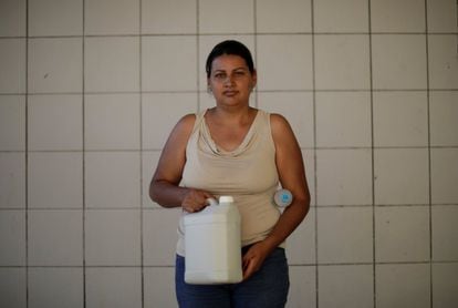Mireya dos Santos, de 34 años, posa con el bidón que ha comprado para su coche. 