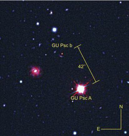 Fotografía del planeta GU PSc b y su estrella GU Psc A compuesta por imagines captadas en luz visible y en infrarrojo.