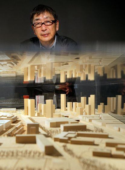 El arquitecto japonés Toyo Ito, ante una maqueta de las torres Porta Fira de Barcelona