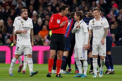 El árbitro Munuera Montero conversa con Luka Modric durante el partido de ida de las semifinales de la Copa del Rey que Real Madrid y FC Barcelona disputado el 2 de marzo en el estadio Santiago Bernabéu.