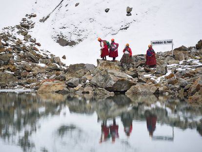 Las guías de montaña del grupo de escaladoras Cholita, defensoras del glaciar Charquini, en Bolivia, luchan por la preservación de este sitio ante la ola de turistas que año con año lo visitan.