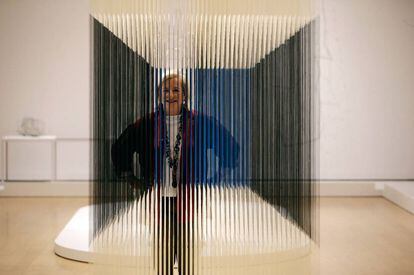 Patricia Phelps de Cisneros, junto a la obra 'Cubo de nailon', de Jesús Soto. La coleccionista venezolana ha donado recientemente 202 obras a seis museos internacionales; entre ellos, el madrileño Reina Sofía.
