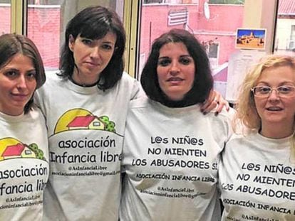 Madres de Infancia Libre, tras ser invitadas por Podemos al Senado en 2017. 