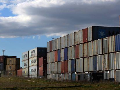 Contenedores de mercanc&iacute;as en el Puerto Seco de Coslada, ayer.