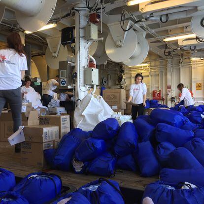 El equipo de Médicos Sin Fronteras prepara las bolsas con ropa y comida que recibirán los supervivientes al llegar al Geo Barents.