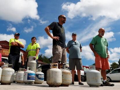 Ciudadanos hacen fila para comprar gas propano horas antes de la llegada del huracán Florence en Myrtle Beach