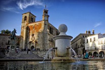 Iglesia de San Martín, en Trujillo, frente a la cual se encuentra la escultura ecuestre de Francisco Pizarro.