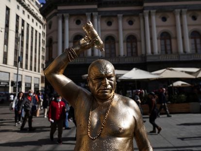 Un hombre se echa agua durante la ola de calor invernal en Santiago, el 4 de agosto.