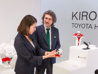 El nuevo robot "se tambalea un poco, con ello emula a un bebé sentado, que no ha desarrollado plenamente las habilidades para equilibrarse", aseguró Fuminori Kataoka, ingeniero jefe de diseño kirobo Mini