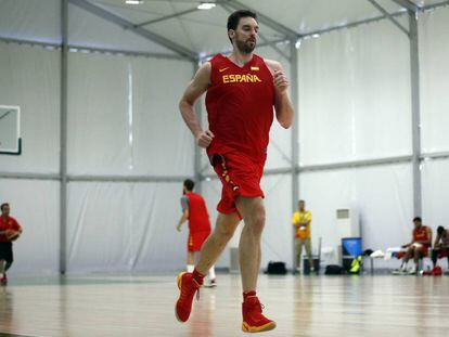 El jugador español Pau Gasol participa en un entrenamiento del equipo olímpico de baloncesto de España.