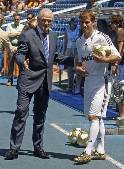 Van der Vaart, ayer en el Brenabéu con Ramón Calderón.