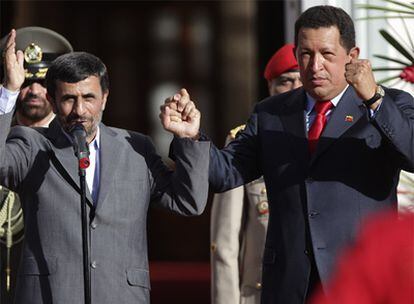 Los presidentes de Irán, Mahmud Ahmadineyad (izquierda), y Venezuela, Hugo Chávez, ayer en el Palacio de Miraflores, en Caracas.