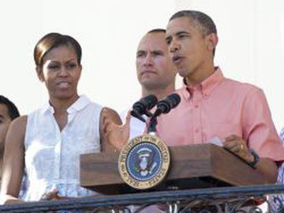 El presidente estadounidense Barack Obama pronuncia un discurso en compa&ntilde;&iacute;a de la primera dama, Michelle Obama.