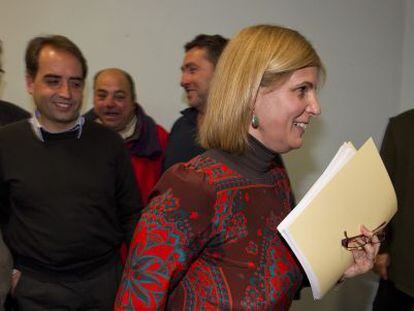 La alcaldesa de Jerez, Mar&iacute;a Jos&eacute; Garc&iacute;a Pelayo, pasa junto a empleados municipales.