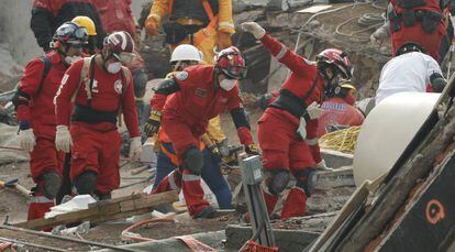 Los equipos de rescate en un edificio derrumbado de la Ciudad de M&eacute;xico.