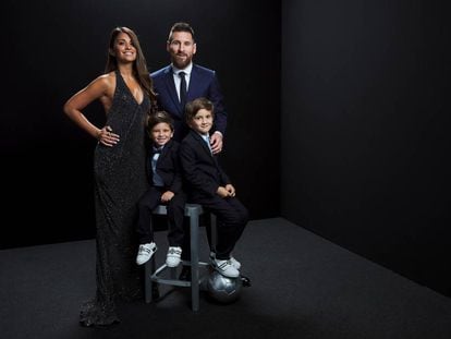 El Premio al Mejor Jugador Masculino de la FIFA Lionel Messi del FC Barcelona y Argentina posa con su esposa Antonella Roccuzzo y sus hijos Mateo y Ciro.