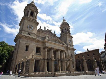 La reparación de la Catedral de Navarra se pagó con dinero público antes de que la Iglesia se la apropiara.