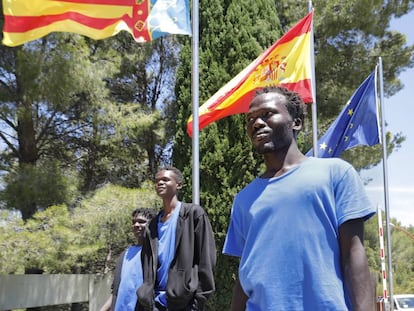 Tres de los migrantes del 'Aquarius' alojados en el centro educativo de Cheste, en Valencia.