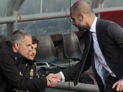 Guardiola saluda a Mourinho antes del encuentro.