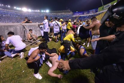 Cuscatlán: Al menos 12 muertos y más de 100 heridos en una estampida en un  estadio en El Salvador | Deportes | EL PAÍS