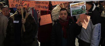 Manifestantes en una protesta en Sevilla contra los recortes del Gobierno en Dependencia.