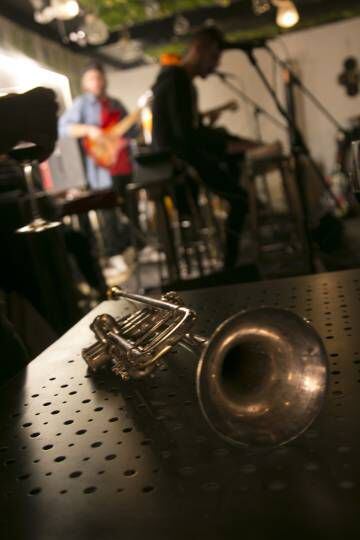 Momento de descanso durante la sesión de música en vivo de Doña Truhana.