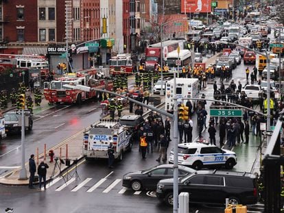 La policía de la ciudad de Nueva York, el Departamento de Bomberos de la ciudad de Nueva York y funcionarios federales en la escena del tiroteo.
