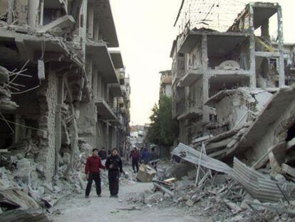 Aspecto de una calle de Homs arrasada en 2012 por la aviación de El Asad.
