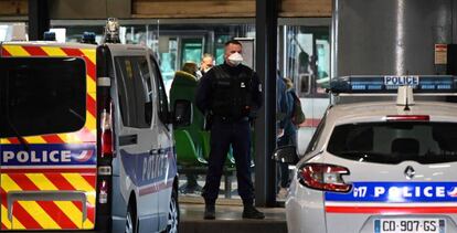 Policías en la estación de Lyon acordonan la zona tras detectarse un caso sospechoso de coronavirus.