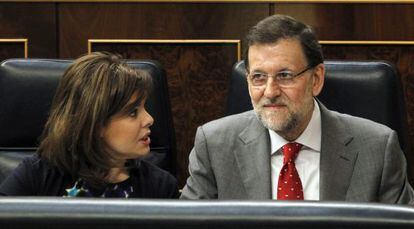 El presidente del Gobierno, Mariano Rajoy, junto a la vicepresidenta, Soraya S&aacute;enz de Santamar&iacute;a