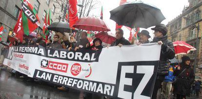 Cabecera de la marcha, con Dámaso Casado (en el centro, con gafas) y Unai Sordo (a su derecha) al frente, durante la manifestación de hoy en Bilbao.
