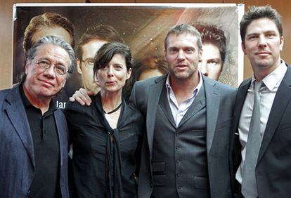 De izquierda a derecha, Edward James Olmos, Torri Higginson, Michael Shanks y Michael Trucco, ayer en la presentación de la convención de ciencia ficción en Basauri.