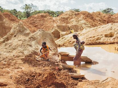 Amina y una generación de niños sacrificada por el oro