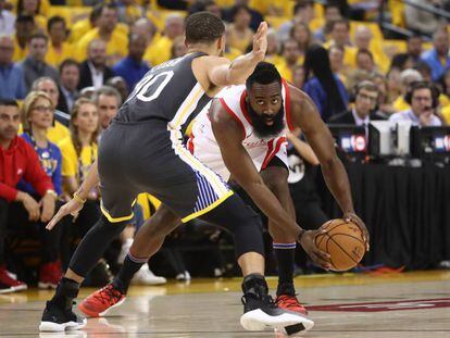 Curry defiende ante Harden.