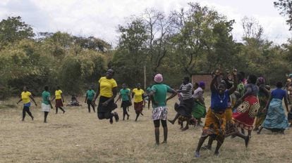 El público salta al campo para celebrar un tanto marcado por el equipo de Mlinga, en Malawi.